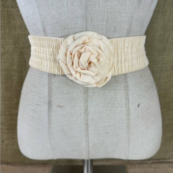 Vintage womens stretch belt with flower buckle , Made in USA 25-32 in. GoodHeart - Picture 1 of 9